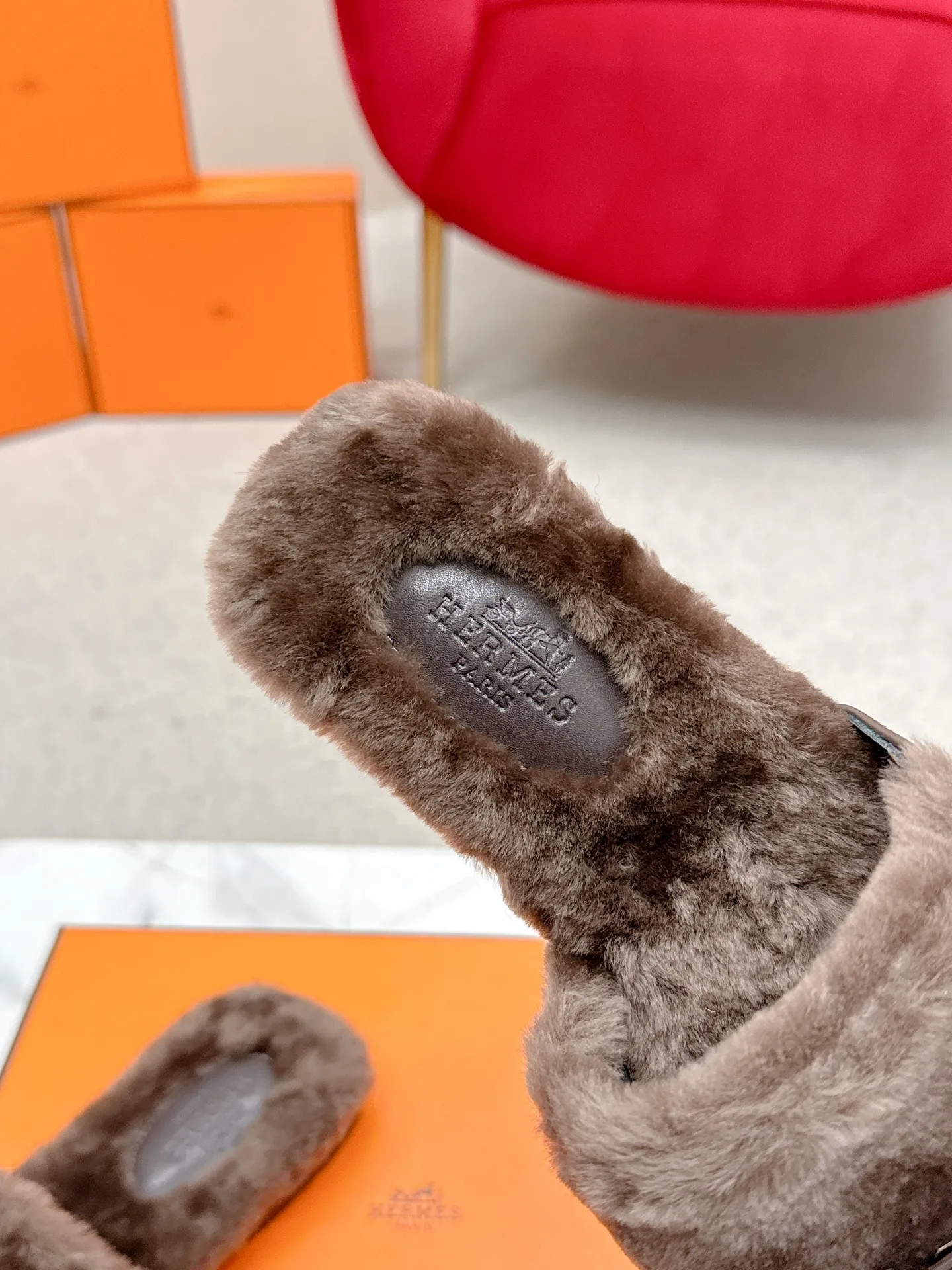 👟👟Ex-factory price 480👟👟 Hermes 🐎25/ Latest Autumn and Winter fur one-piece fur slippers KeIIy locks are embellished on the uppers with palladium plating to reflect low-key light. This year’s fabrics are made of lamb wool, which is fluffy and cute. It feels like stepping on clouds. Wear it barefoot or with socks, it is very fashionable 🎁 Paired with suit pants, it is an invisible shirt in the workplace. Echoing the knitted skirt, it has become a standard accessory for lazy afternoons. Pair it with jeans for a more casual style. ✔️Fabric: wool ✔️Inner lining: imported lamb wool ✔️Sole: original leather sole ✔️Size: #35-42 (customized at 40.41.42)